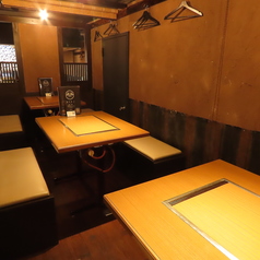 ゆったりとお過ごしいただけるテーブル席をご用意。ご家族でのお食事やご友人との飲み会、各種宴会にもおすすめです。落ち着いた空間で、出来たての鉄板料理とお酒を心ゆくまでお楽しみください。