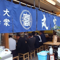 明るい時間から気軽に立ち寄れるアットホームな店内♪