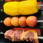 ロティサリーグリルでじっくりと焼き上げます