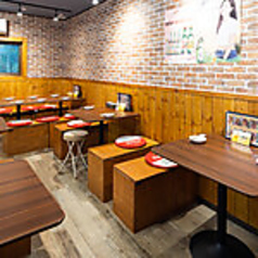 広々とした2階席は、学生グループや会社の同僚との飲み会など、中規模な利用シーンに最適。壁側にはメニューが貼られ、料理選びもスムーズ。