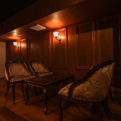 柔らかな照明と木の温かみが感じられるテーブル席は、少人数のグループ利用にぴったり。店内の雰囲気に溶け込みながらも、カウンターとは異なるプライベート感があり、ゆったりと語り合いたい夜に重宝します。