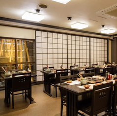 最大50名様までの貸切が可能な当店では、大人数でのご宴会もお楽しみいただくことができます◎カジュアルな集まりからフォーマルな会食まで、幅広いスタイルに対応できます★落ち着いた店内で、友人や仲間と素敵な時間をお過ごしください！