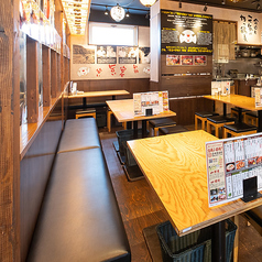 明日への活力のためにしっかり食べてしっかり飲める。“コストパフォーマンスが高い”のが大衆酒場の魅力!片側ソファー席はショッピング帰りにおすすめ♪