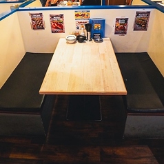 開けた空間に広々お席！コンセントも完備★