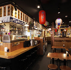 どこか懐かしさを感じさせる店内でごゆっくりどうぞ。木の温もりを感じるどっしりとしたテーブル席をご用意しております。