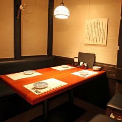 【1階】黒を基調としたシックな店内です。　神田の個室居酒屋なら番屋でご宴会・飲み放題をどうぞ。