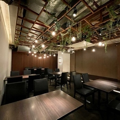 2~40名様まで利用可能なテーブル席。ご家族でのお食事や女子会など、様々なシーンでご利用ください。