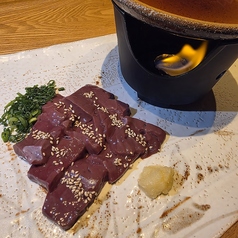 牛レバー刺しの胡麻オイルしゃぶしゃぶ