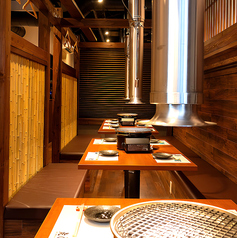 【1F焼肉御席12名様迄】1階フロア大人数でもゆったりとお食事を楽しめる最大12名様迄の焼肉専用席。落ち着いた雰囲気の空間で ご宴会やご会食にもおすすめです。厳選された焼肉と新鮮ホルモンを囲みながら特別な時間をお過ごしください。お席に限りがございますので ご希望の際はお電話にてお問い合わせください。