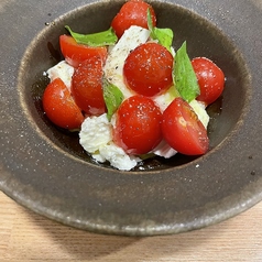 水牛モッツァレラとチェリートマトのカプレーゼ