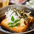 しょうゆをベースとした手作りのお出汁に揚げた豆腐をじっくり煮込んだ出汁料理！