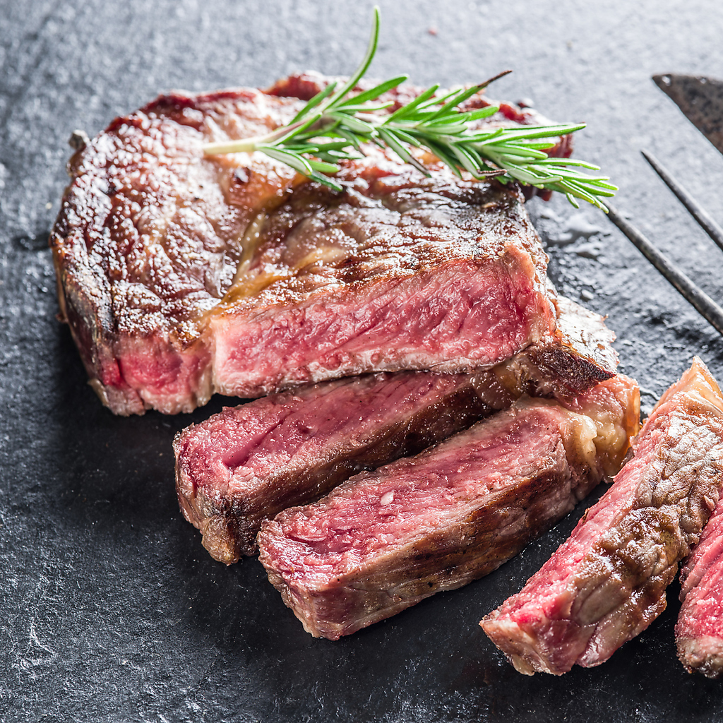 塊でやく黒毛和牛は良質な脂がとろける美味しさ！