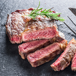 塊でやく黒毛和牛は良質な脂がとろける美味しさ！