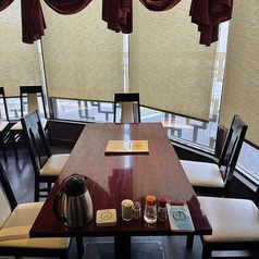 5名掛けのテーブル席は1卓、ご家族様の食事会やご友人同士のお集まりにぴったりなお席となっております♪種類豊富なアラカルトをはじめ、ランチタイムに嬉しい定食メニューは、当店の大人気メニュー「麻婆豆腐」や「青椒肉絲」などからメインディッシュ選べて大変お得◎絶品の中華を囲み、至福のひとときをご満喫ください♪