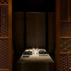 2名様用の半個室もございます。周りに気兼ねなく料理をご堪能いただけるので、デートなどにもピッタリです。