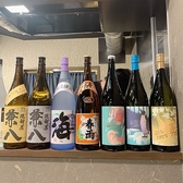 自慢の焼き鳥と相性抜群の地酒を全国各地から厳選!田酒や黒龍など、季節ごとに変わる日本酒はまさに一期一会の出会い。無くなり次第新しい銘柄が入荷されるので、ご来店のたびに新しい味を楽しめます。ジャパニーズウィスキーや焼酎もこだわりの品揃えで、どなた様も満足間違いなしです!