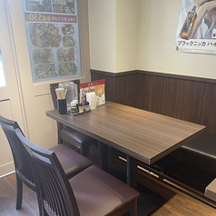 【2階】4名掛けテーブルが4卓用意されており、少人数での食事や同僚とのランチ、家族での利用にもぴったりです♪