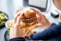 料理メニュー写真&nbsp;チーズバーガー　ポテト付き