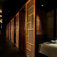 周りに気兼ねなく料理を楽しめる、2名様用の半個室。友人やご夫婦でのお食事やデートなど、幅広いシーンでご利用いただけます。