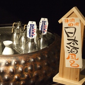 カウンターに鎮座する“日本酒風呂”。鈴のちろりは熱燗ぬる燗の徹底した温度調整。熱伝導が高いのですぐに温まります。
