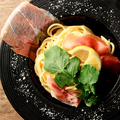 料理メニュー写真 スペイン産生ハムとルッコラのレモンガーリックスパゲッティ