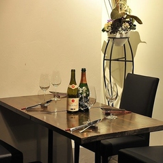 モダンかつカジュアルな雰囲気の店内。ゆったり座れるテーブル席を多数ご用意しております。