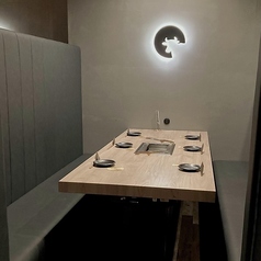 【半個室】2名～6名までご利用可能な半個室席。お席結合可能。半個室席を3つ貸切ることで、最大17名までご利用時可能です。