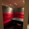 赤いソファが印象的なペアソファー個室。