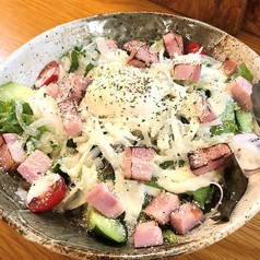 炙りベーコンと温玉のシーザーサラダ