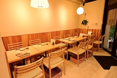 【テーブル　1～2名様】店内は禁煙、テラス席は喫煙可となっております。デートや女子会にもご利用いただけます◎テーブル席を繋げて３名様や４名様でもご利用頂けます。