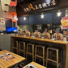 お仕事帰りのサク飲みやデート、ご友人同士に最適なライブ感溢れる特等席!目の前の鉄板でジューシーなお肉やふんわりお好み焼きが焼き上がる音と香ばしい香りを五感で堪能できます。誕生日や記念日のお祝いにもぴったりな距離感で、心地よい接客とともに特別感あふれる楽しい時間をお過ごしいただけます。