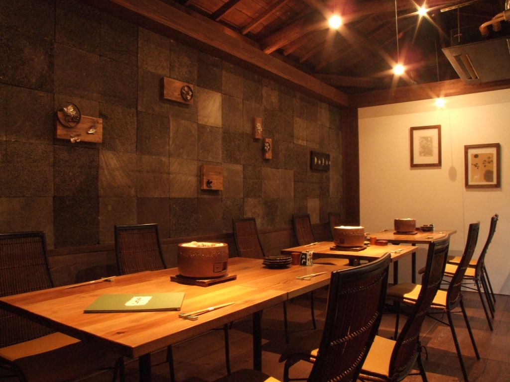 1Fテーブル席ではお庭を眺めながら食事を楽しめます！