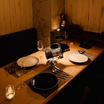 落ち着いた雰囲気のテーブル席はスタンドライトが静かに照らします。デートや記念日、会食にも最適♪