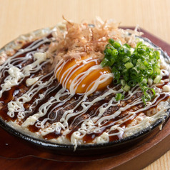 熱々が美味い！ふわっと食感の一歩のチーズとろろ鉄板焼き の写真