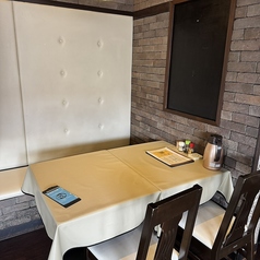 人気のソファー席には、4名様でご利用できるテーブルが完備◎ソファー側の壁は柔らかなクッションになっているため、背中を預けてゆったりとご飲食をお楽しみいただけます♪また、壁伝いに冷えを感じることが少ないので、季節問わず快適にお食事を堪能できるのも嬉しいポイント◎当店へお越しの際は、ぜひご利用ください♪