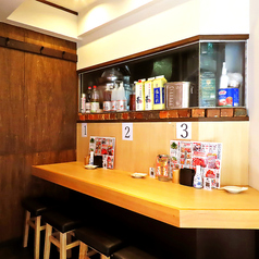 【雰囲気が心地良い】気心知れた友人とのサク飲みにも最適なカウンター席。もちろんお一人様も大歓迎です。