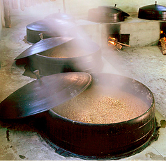 韓国南東部でハンアリ（甕壺）に寝かせて仕込む、料理長の手作りこだわりのサムジャン（野菜包み味噌）。