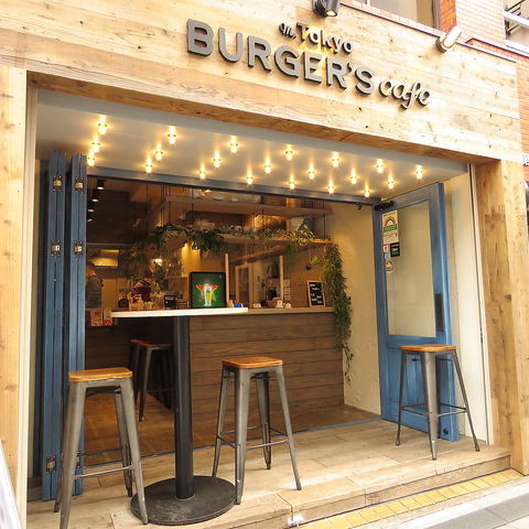 閑静な裏通りに佇むグルメバーガー＆カフェ。白とブルーを基調とした開放的なお店です