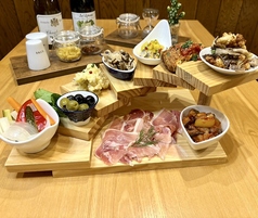 タパス盛りタワー”9種の小皿料理の盛り合わせ”