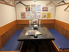 座り心地の良いテーブル席をご用意しております。4名様までゆったりくつろぐことができるお席です。消毒液の設置、定時消毒、間隔を開けたお席のご案内にも十分配慮し、営業しております。 また店内に喫煙ルームも完備しております。 スタッフ一同、元気印を掲げて皆様のご来店をお待ちしております！