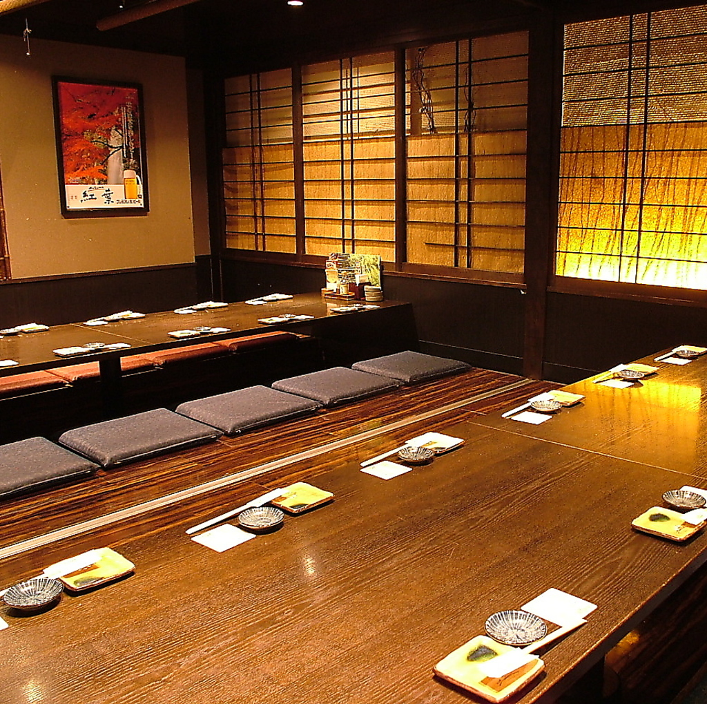 店内は和の落ち着いた雰囲気。掘りごたつの宴会場は25名様まで。会社や学校の宴会やコンパに最適！