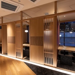 白木をベースにした落ち着いた和モダンな店内で、ごゆっくりとお食事をお楽しみいただけます。