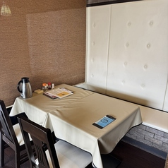 お子様連れのご家族やご年配の方にも喜ばれるソファー席は、お隣との間に仕切りカーテンがあるため、団らんの時間を気兼ねなくお過ごしいただけます◎当店の人気コース「14種のメインから2品選べる！贅沢セット」は、お子様にも嬉しいメニューが盛り沢山！更にスープやライス、デザートまで付いて1628円(税込)で楽しめる◎