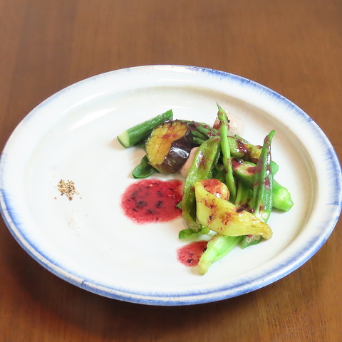 天井高く落ち着いた雰囲気た、無農薬野菜を使ったフランス料理をお楽しみいただけます