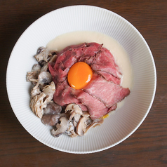 ローストビーフ丼　デュクセルソース