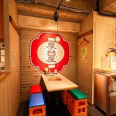 【本場博多の屋台の雰囲気】活気のある雰囲気が特徴の店内。大人気の飲み放題付きコースも多数ご用意!会社のご宴会や友人との少人数宴会・女子会・二次会など、様々なシーンでご利用いただけます。博多劇場で心ゆくまで満喫し、心温まるひとときをぜひ皆さまでお過ごしください。