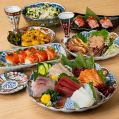 【宴会規模で選べるコース】肉刺し盛りや〆のサーモン棒寿司まで、お酒との相性抜群のコースをご用意！の写真