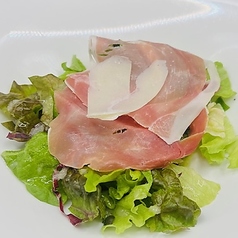 パルマ産生ハムとパルミジャーノのサラダ[ハーフ]