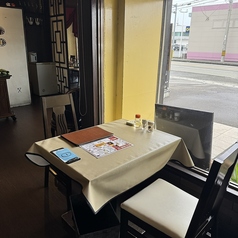 お昼休憩中のお客様や大人デートにも喜ばれる、窓際に近いお席も♪ランチタイムには、本場の有名ホテルで腕を磨いたシェフが奏でる「12種のメインから選べる定食メニュー」、ディナータイムには一品料理と美味しいお酒で「贅沢ディナー」を楽しむのも◎特に、長期熟成させた「紹興酒」は、絶品の中華料理と相性抜群♪