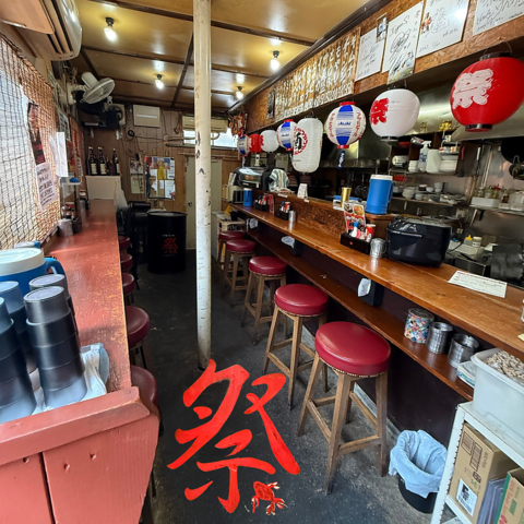 ホルモン鉄鍋が名物のラーメン酒場